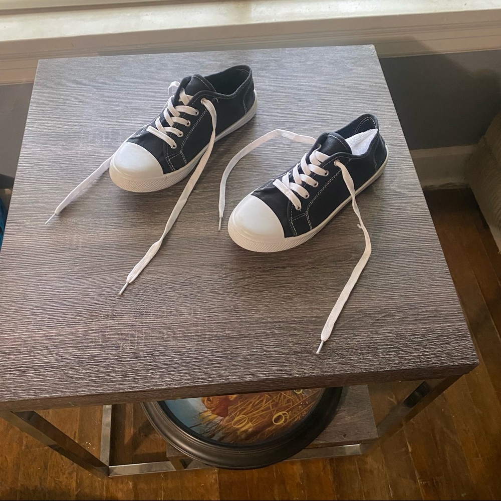 Shoes - Picture 5 of 9